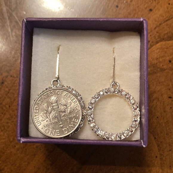 🌸NIB AVON Eternity Circle Rhinestone Hoop Earrings - Picture 4 of 9